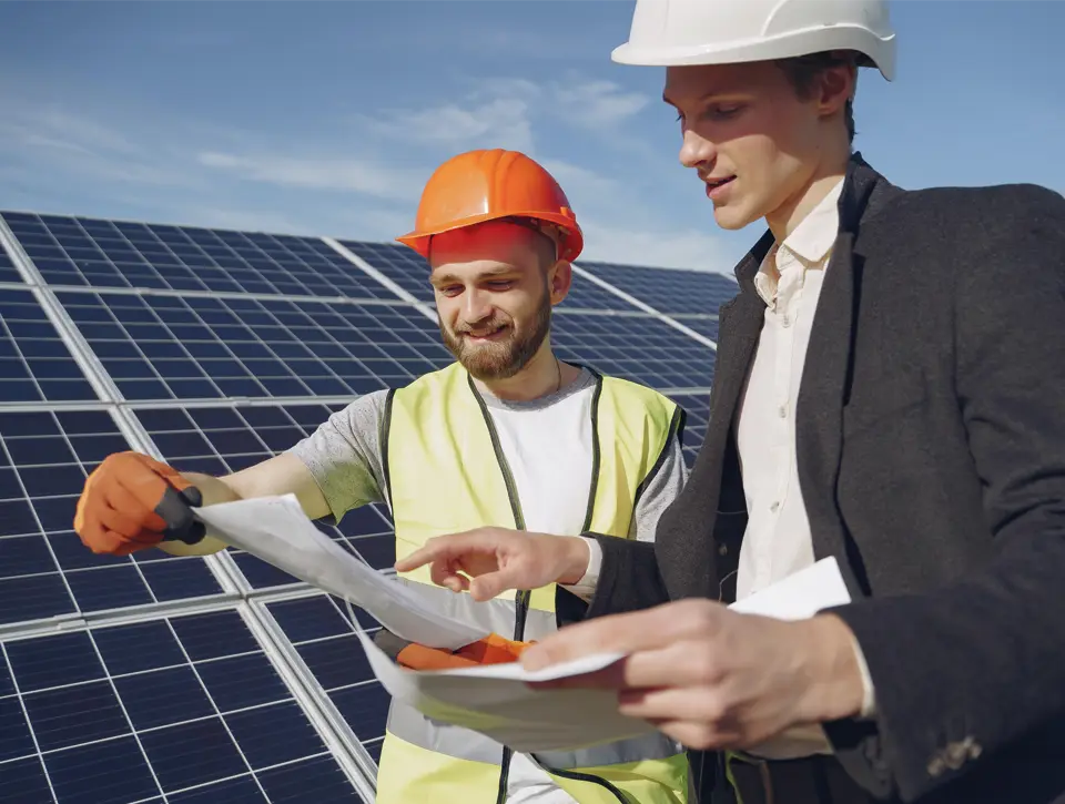 Photovoltaikfachleute bei der Planung einer Photovoltaikanlage. Photovoltaikmodul zur Gewinnung von Solarenergie.